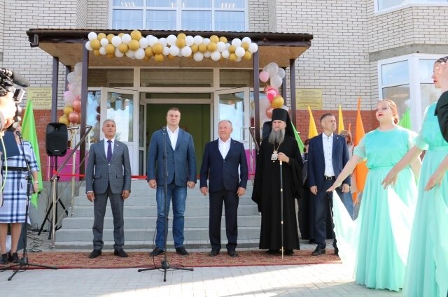    Губернатор Омской области Виталий Хоценко и глава Любинского района Абай Ракимжанов с депутатом Законодательного Собрания Омской области Ашотом Татояном в праздничный день открыли новое здание Детской школы искусств в рп Красный Яр. Фото: Из личного архива/ Светлана Снигирёва