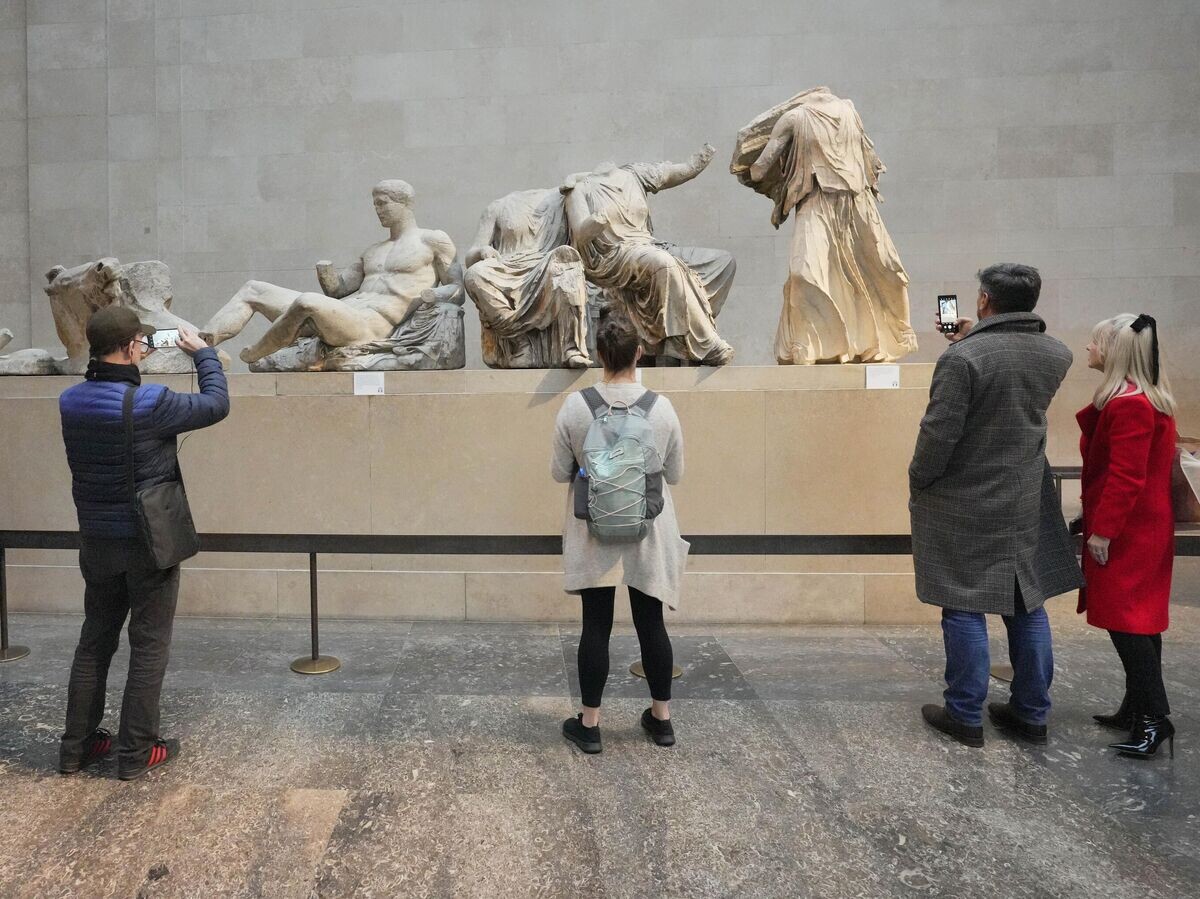    Посетители перед мраморными скульптурами Парфенона в Британском музее в Лондоне© AP Photo / Kirsty Wigglesworth