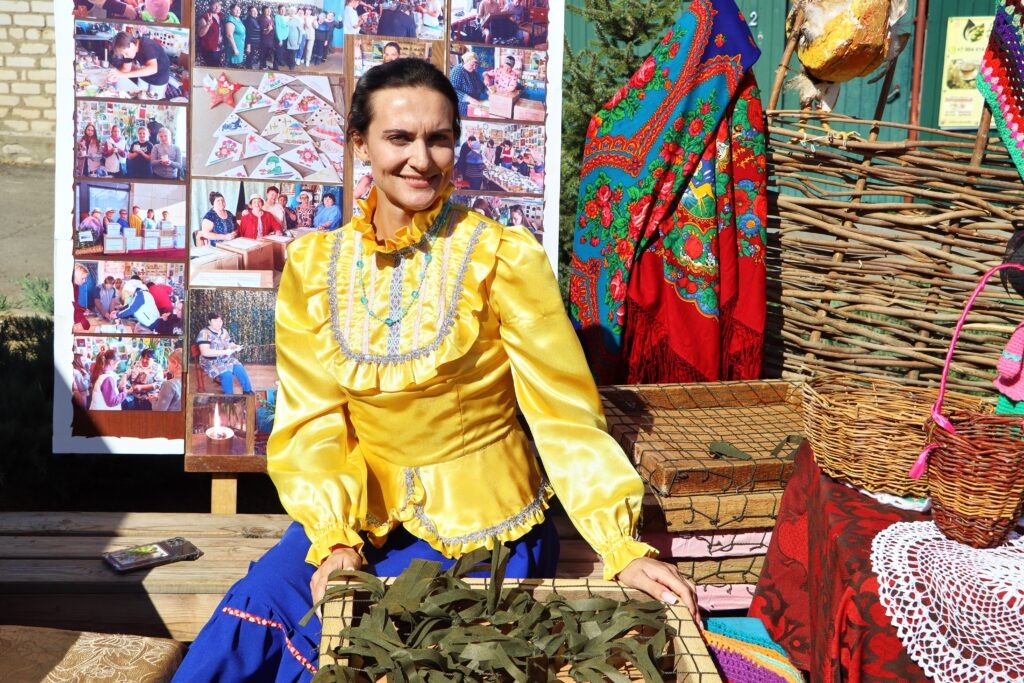 Девушка в кокошнике с караваем. Гостеприимной земле. Мордовские села. Мордовия гостеприимная фото. Гостеприимной земле.
