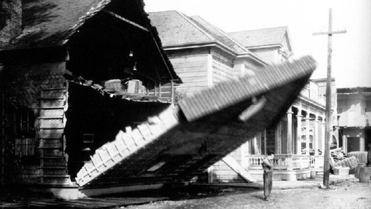 В фильме "Пароходный Билл" (1928 года) Бастер Китон выполнял один из опасных трюков: в одной из сцен на него падает 18 килограммовый фасад двухэтажного здания. Артист не пострадал, так как его тело идеально вписалось в открытое окно. 