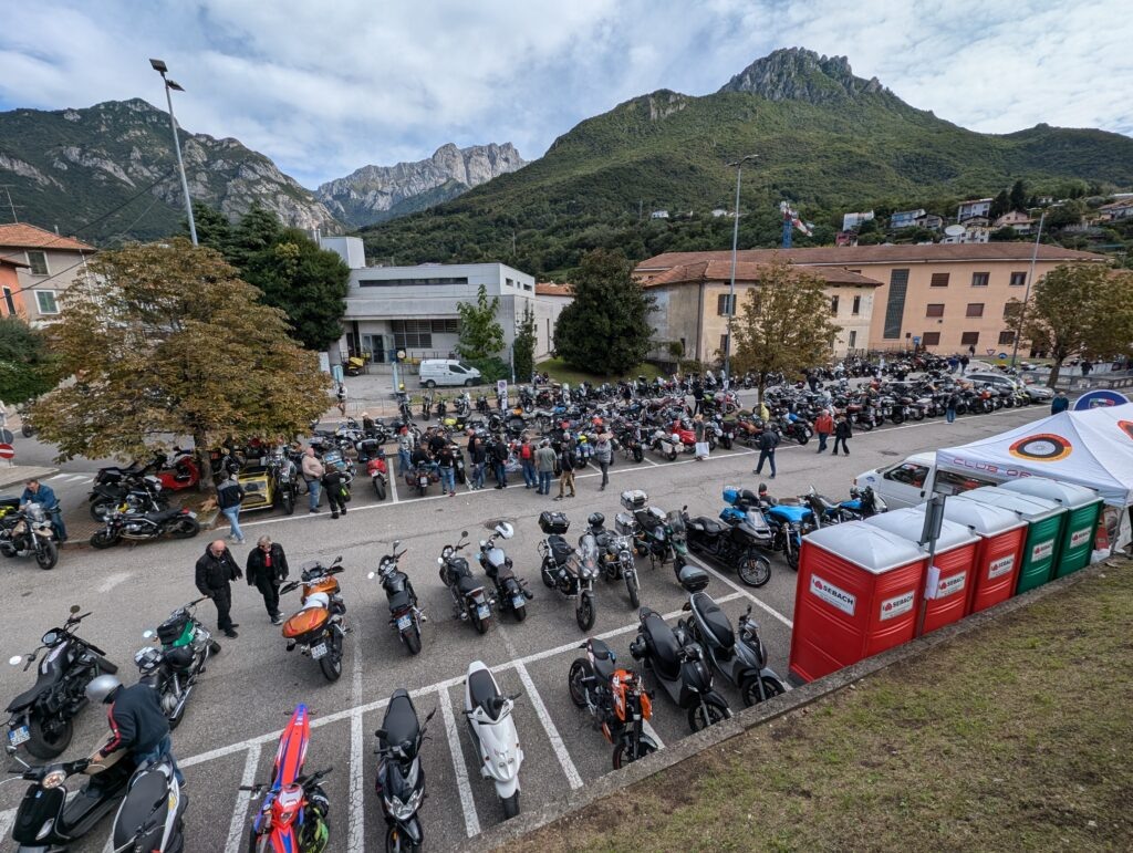 Парковка на заводе Moto Guzzi во время Дня открытых дверей 2024: 30 000 мотоциклов выезжают на стоянку, чтобы окунуться в атмосферу озера Комо. 