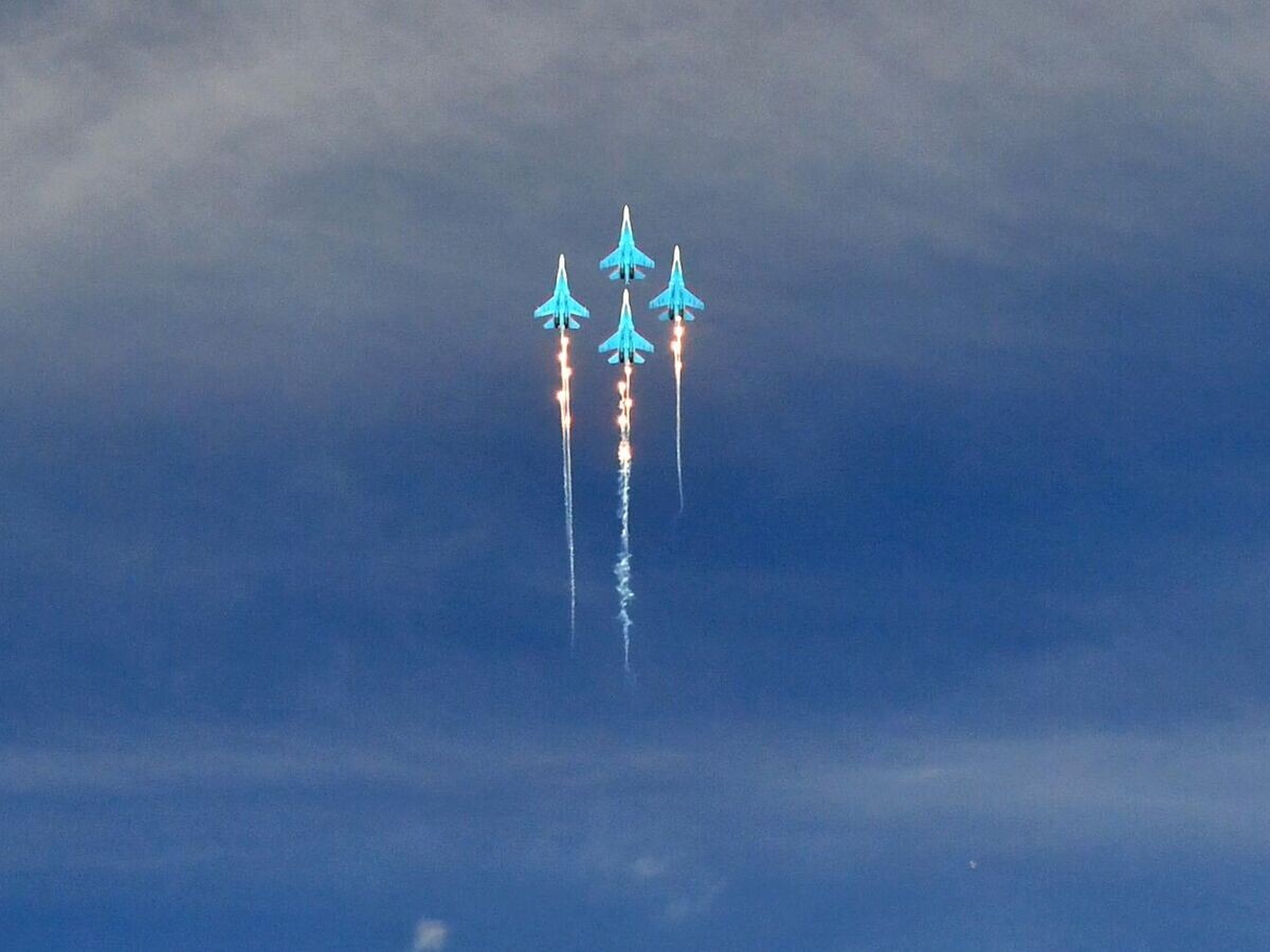    Пилотажная группа "Русские витязи" на самолетах Су-30СМ во время показательного выступления на праздничных мероприятиях, посвященных 110-летию со дня образования ВВС в военно-патриотическом парке культуры и отдыха ВС РФ "Патриот" в Одинцово© РИА Новости / Михаил Воскресенский