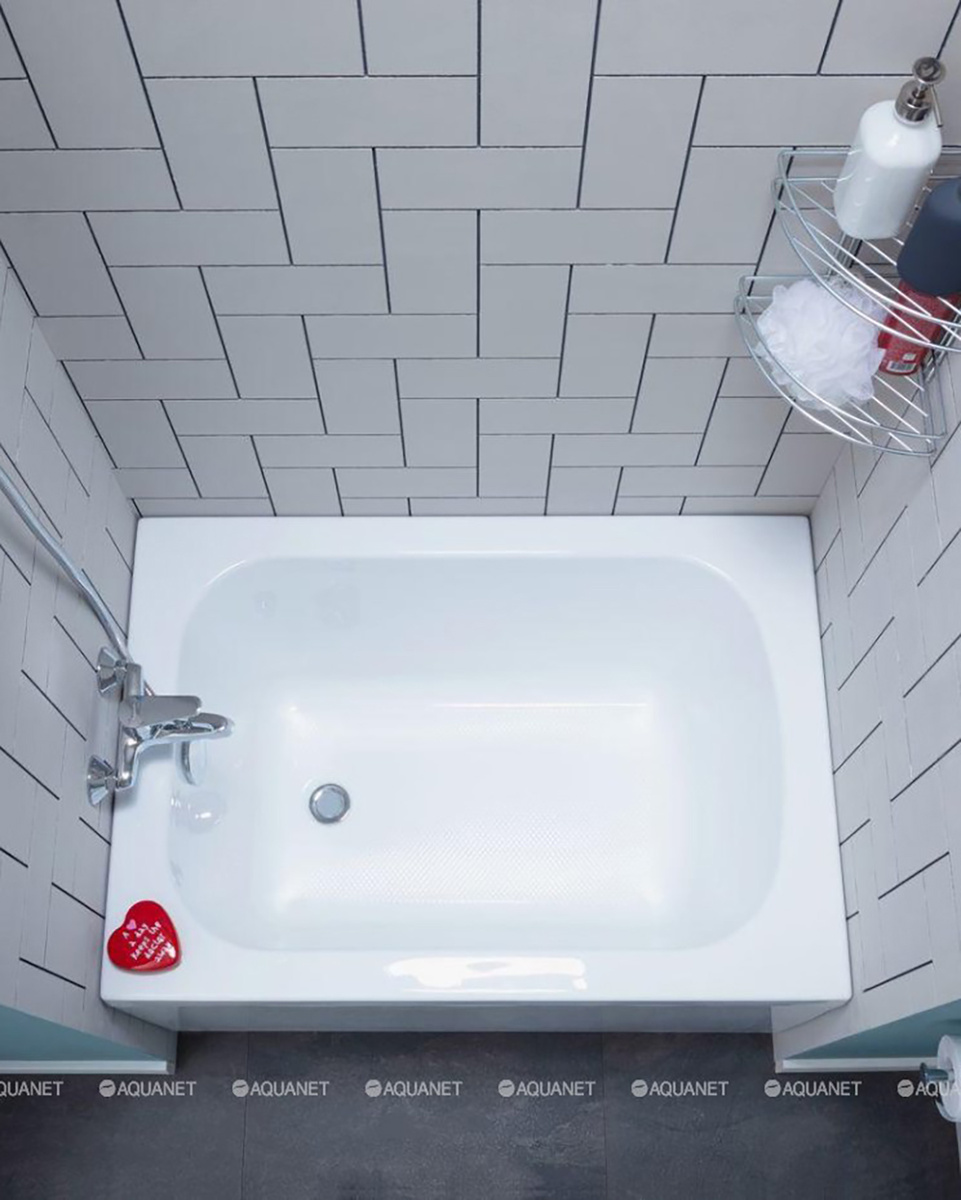 Пример интерьера маленькой ванной комнаты от Aquanet 