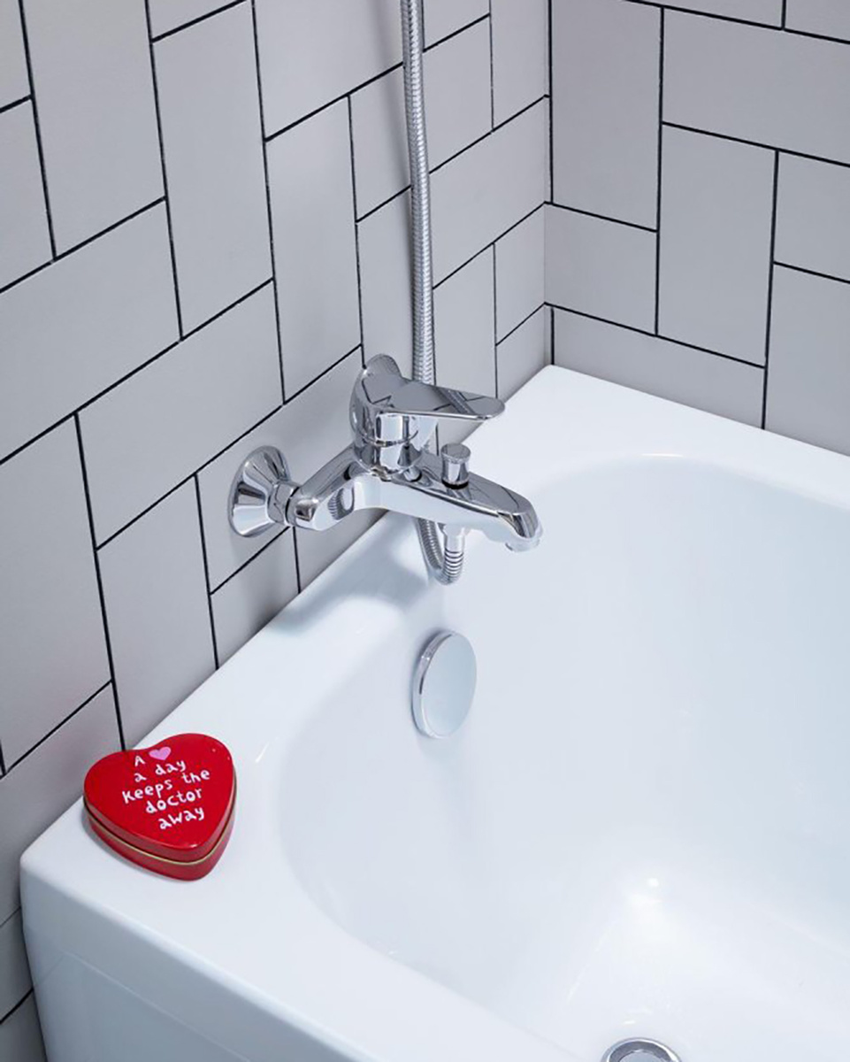 Пример интерьера маленькой ванной комнаты от Aquanet 