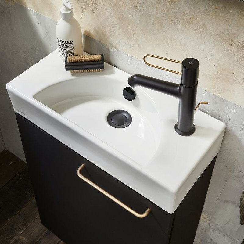 На фото компактная раковина Jacob Delafon Odeon Rive Gauche 