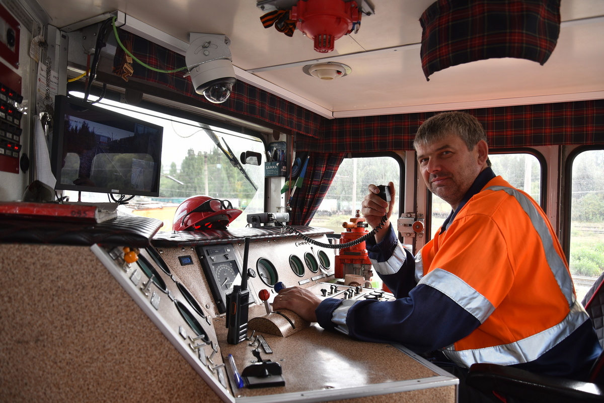 Видеокамеры систем мониторинга и предотвращения столкновений, стационарная и мобильная рации — целый комплект устройств помогает обезопасить работу локомотивной бригады. Фото Николая Рыбцева