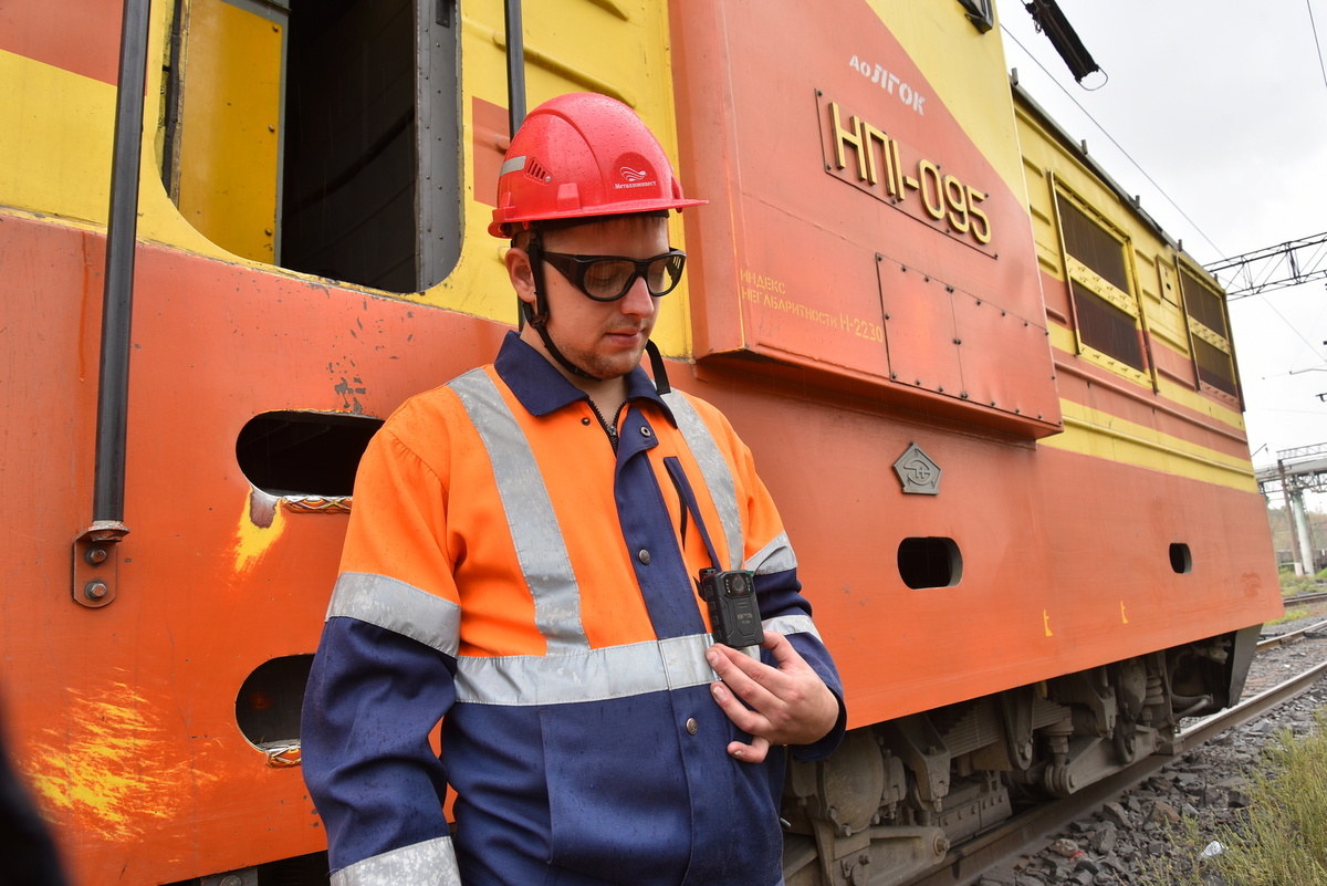 Портативная видеокамера на груди у машиниста помогает не только контролировать ход рабочих операций, но и фиксировать риски. Фото Николая Рыбцева