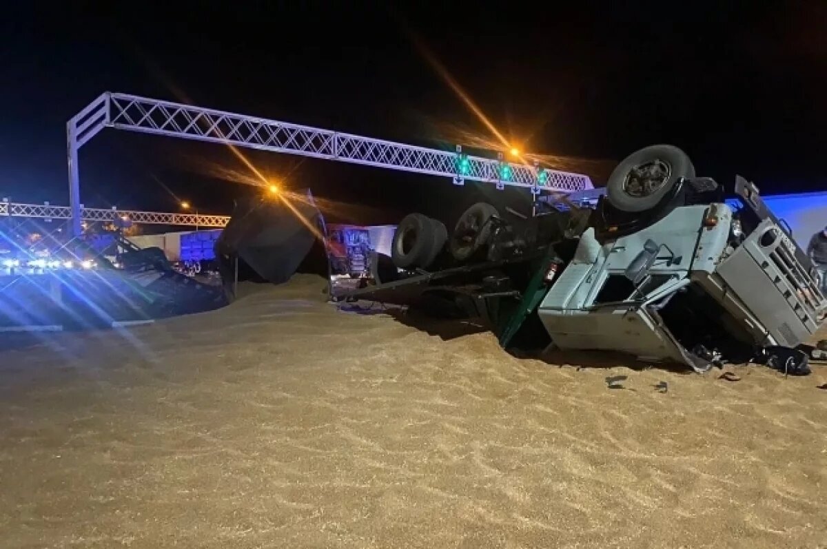    В ДТП с двумя грузовиками на трассе под Армавиром пострадал водитель