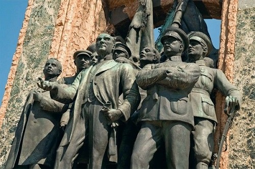 В Анкаре на монументе «Республика» по левую руку от Ататюрка изображен Ворошилов