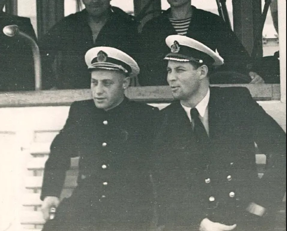 Александр Демидов (слева) с капитаном судна «Володарский» В.А. Кирилловым. Фото из архива Волжского пароходства