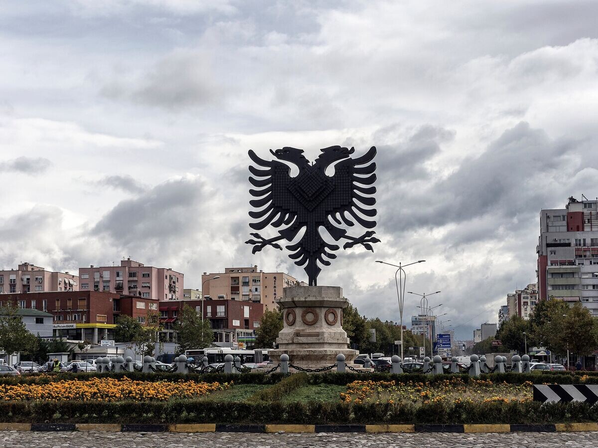    Герб Албании на одной из площадей в Тиране© РИА Новости / Костис Нтантамис