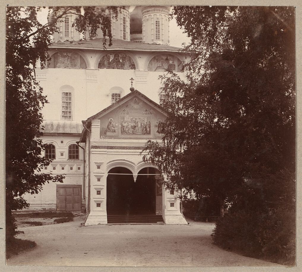 Крыльцо Введенского собора Толгского монастыря. Фото montolga.ru