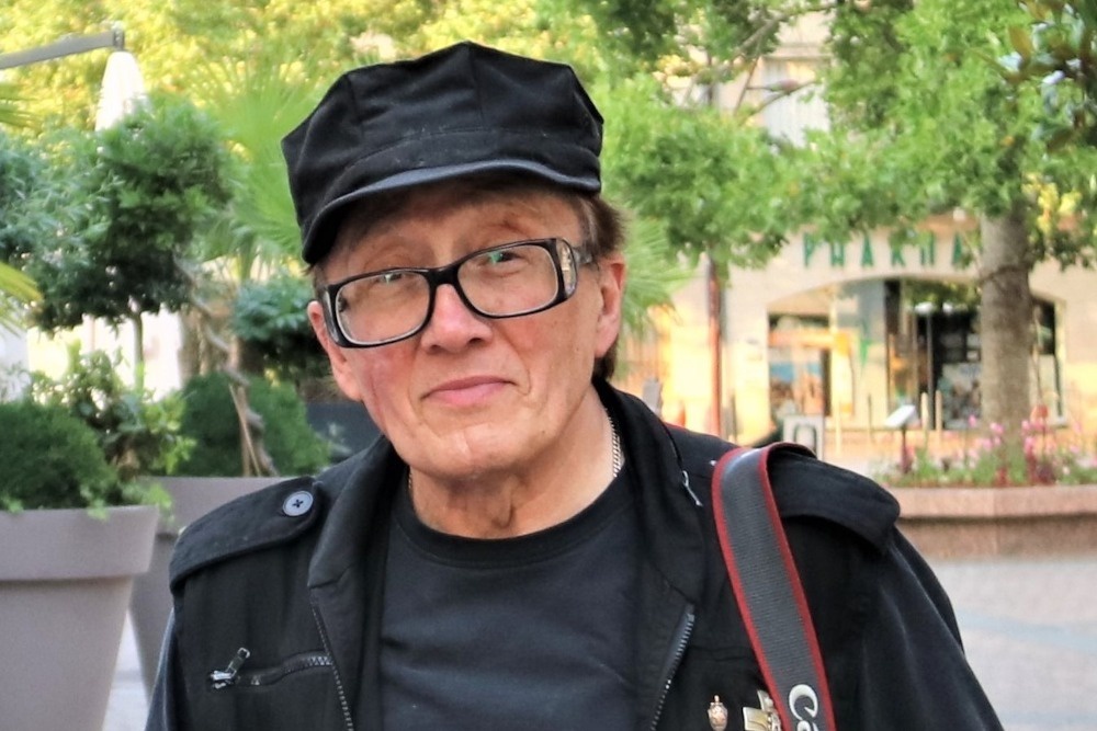    Михаил Шемякин с наградой ФСБ на своей неизменной тужурке. / Владимир Снегирев