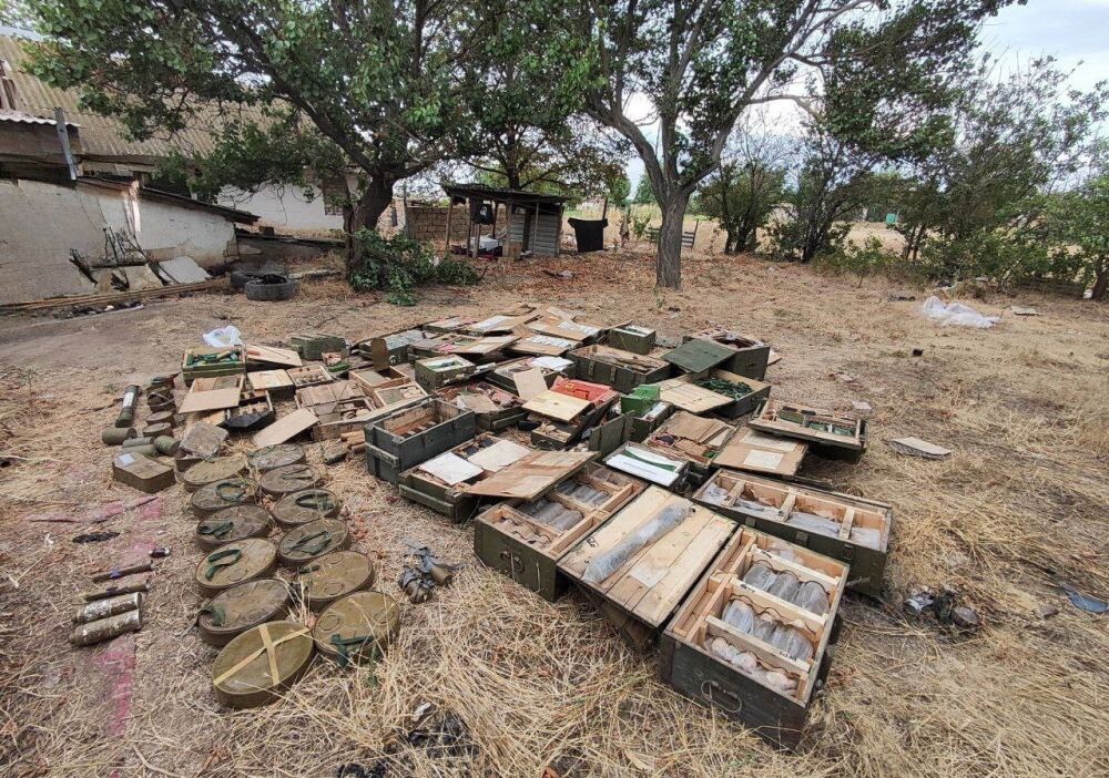 Росгвардейцы обнаружили в Херсонской области крупный схрон противника с оружием натовского производства. Тайник найден по информации от военной контрразведки при проведении профилактических мероприятий вблизи одного из населённых пунктов, источник – Телеграм-канал Росгвардия