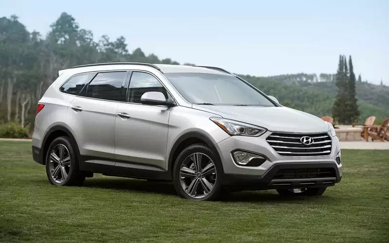    Hyundai Santa Fe третьего поколения выпускали с 2013 по 2018 годы и обновляли в 2015 году, поменяв лишь колесные диски, бамперы, решетку радиатора и оптику.