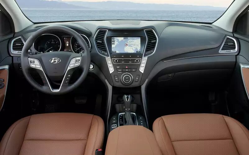    Santa Fe DM укомплектован мультимедийной системой MTXT900DM. Она часто виснет. Для ремонта необходима перепайка платы. В некоторых случаях требуется полная замена устройства.