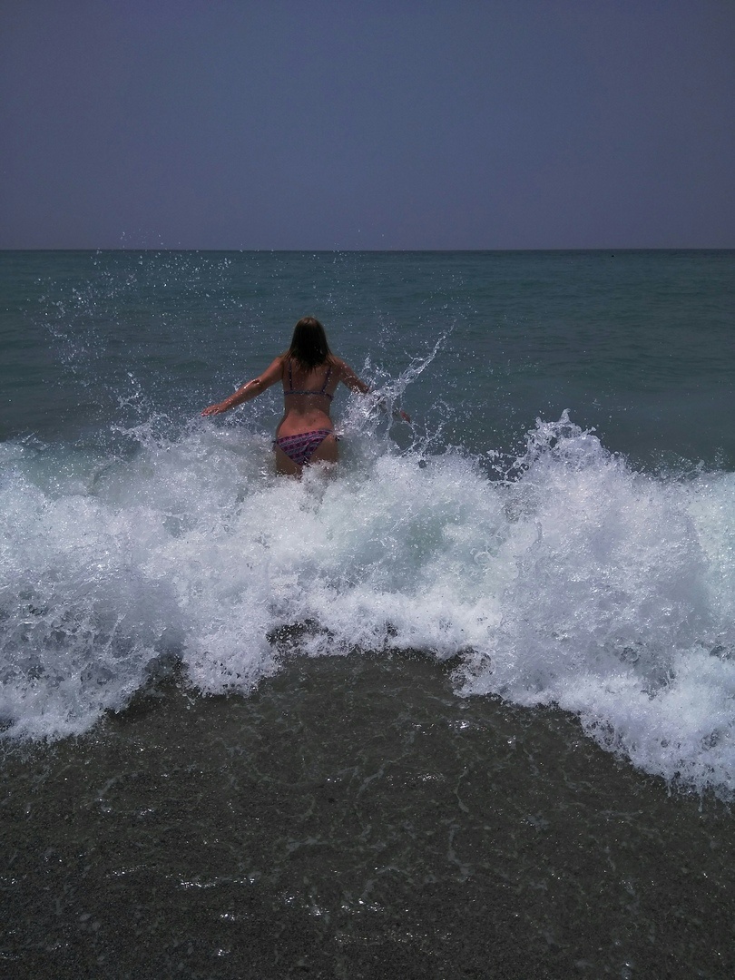 Теплые соленые волны на пляже