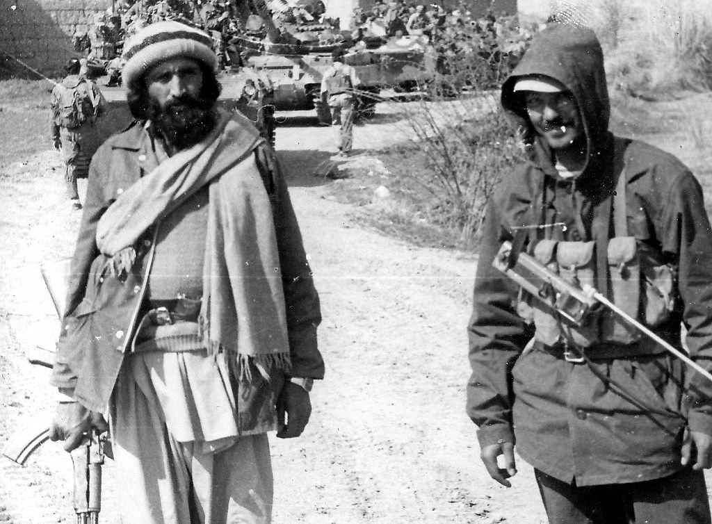 Сотрудник афганской разведки  "ХАД" (слева), советский спецназовец (справа) перед выходом.