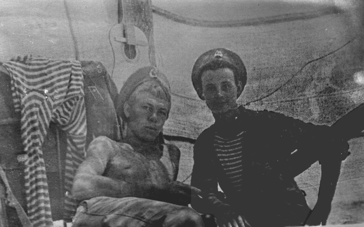 Фотография на память двух спецназовцев. 1984 год Джелалабад. Афганистан.