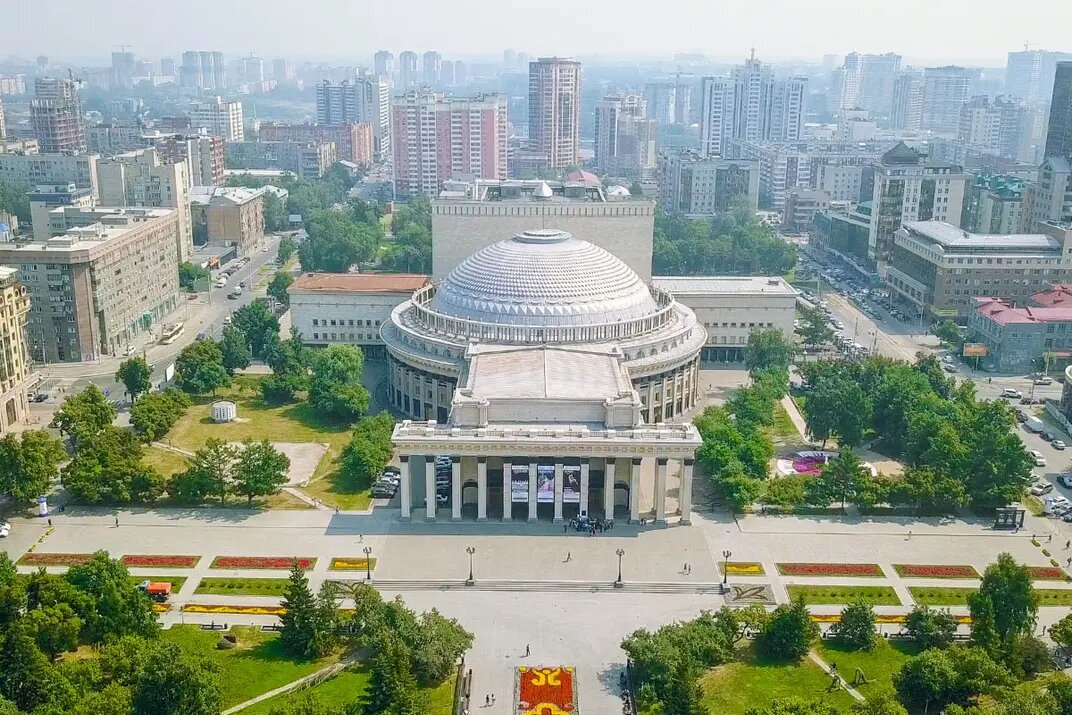 Экскурсия «Индустриальный & Атмосферный Новосибирск» начинается на площади Ленина, а заканчивается у часовни Николая Чудотворца