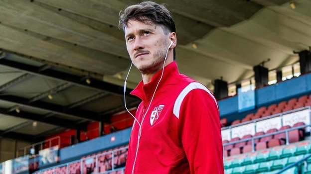 О дебюте Антона Миранчука за «Сьон» «СЭ» рассказал журналист из Лугано Паоло Лауренти.
28-летний Антон Миранчук, который на правах свободного агента перешел в швейцарский «Сьон», дебютировал за свою новую команду в прошедшее воскресенье. Оппонентом экс-полузащитника «Локомотива» стал клуб «Лугано», входящий в тройку лидеров суперлиги.

Миранчук вышел в стартовом составе и провел на поле 61 минуту, встреча завершилась нулевой ничей. В ближайший уик-энд Антона ждет выезд в Цюрих, где его новая команда сыграет с лидером чемпионата — «Цюрихом».
Своим мнением об игре и перспективах Миранчука в Швейцарии с «СЭ» поделился работающий в Лугано радиокомментатор медийного холдинга RSI Паоло Лауренти.

— Именно вы вели прямую радиотрансляцию матча в Сьоне. Что скажете о дебюте Антона Миранчука?

— Он вышел в стартовом составе, хотя кое-кто из моих местных коллег в это накануне не верил. Заметно, что Миранчуку не хватает игровой практики: ему объективно нужно время, чтобы набрать кондиции. Матч получился очень закрытым и тягучим, практически без ударов в створ ворот с обеих сторон. «Сьон», который только что вернулся в суперлигу, явно ставил перед собой одну задачу — не проиграть. А «Лугано» не хватило мощи в атаке на фоне травм. Конструктивного футбола было мало, так что Миранчуку сложно было себя проявить, да еще в новой для него среде. При этом нельзя не отметить, что это очень элегантный футболист, который может считаться сейчас главной звездой в своей команде.
