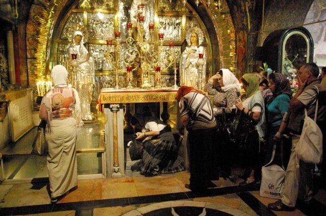    Паломники, которые хотят прикоснуться к камню Голгофы. Фото: Commons.wikimedia.org