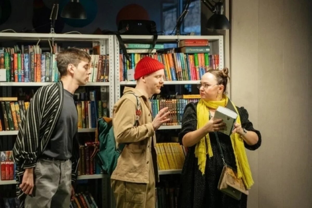    Московские актеры показывают юным камчатцам спектакль про магию книг