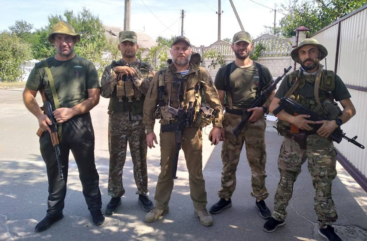 Дмитрий Хабалов (в центре) со своими боевыми товарищами.