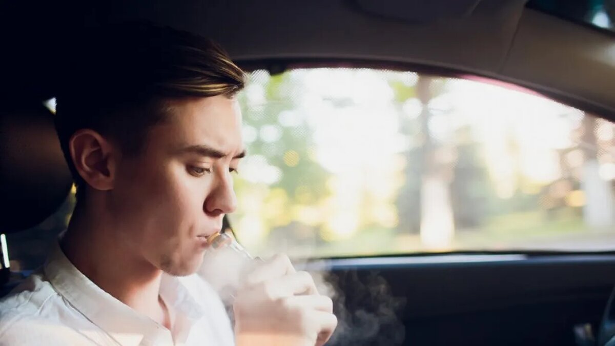    Курение за рулём.