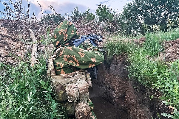 На позиции - позывной Мышь. Фото – Дмитрий Плотников Lenta.ru