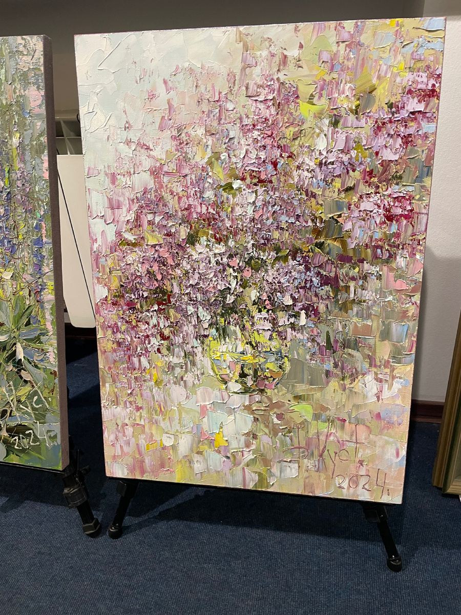 крупные мазки,видна фактура материала, а на отдалении все превращается в нежно-розовый букет цветов