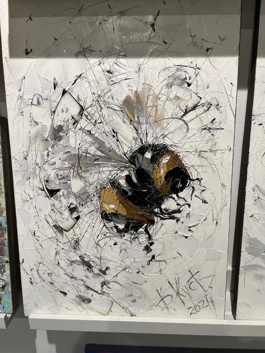 всего лишь шмель... но как изящно и водушно нарисован