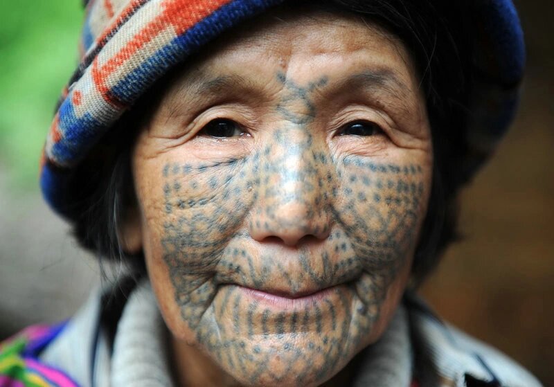Татуировка на лице женщины народности дулонг (дулун)