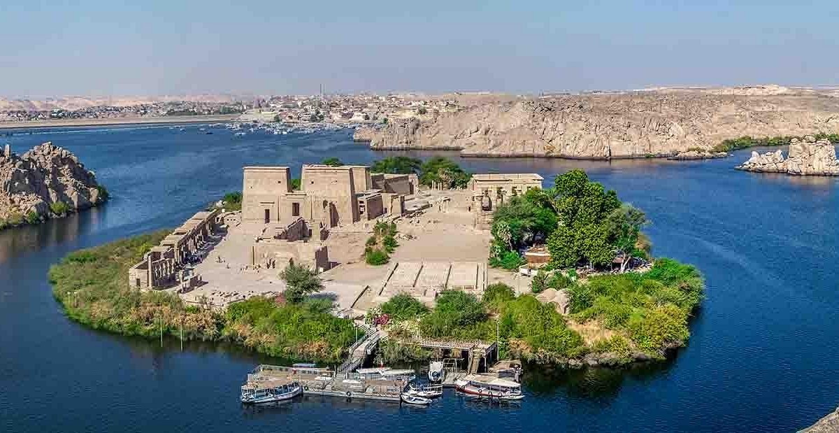 Асуан с одним из храмовых комплексов, расположенных на острове