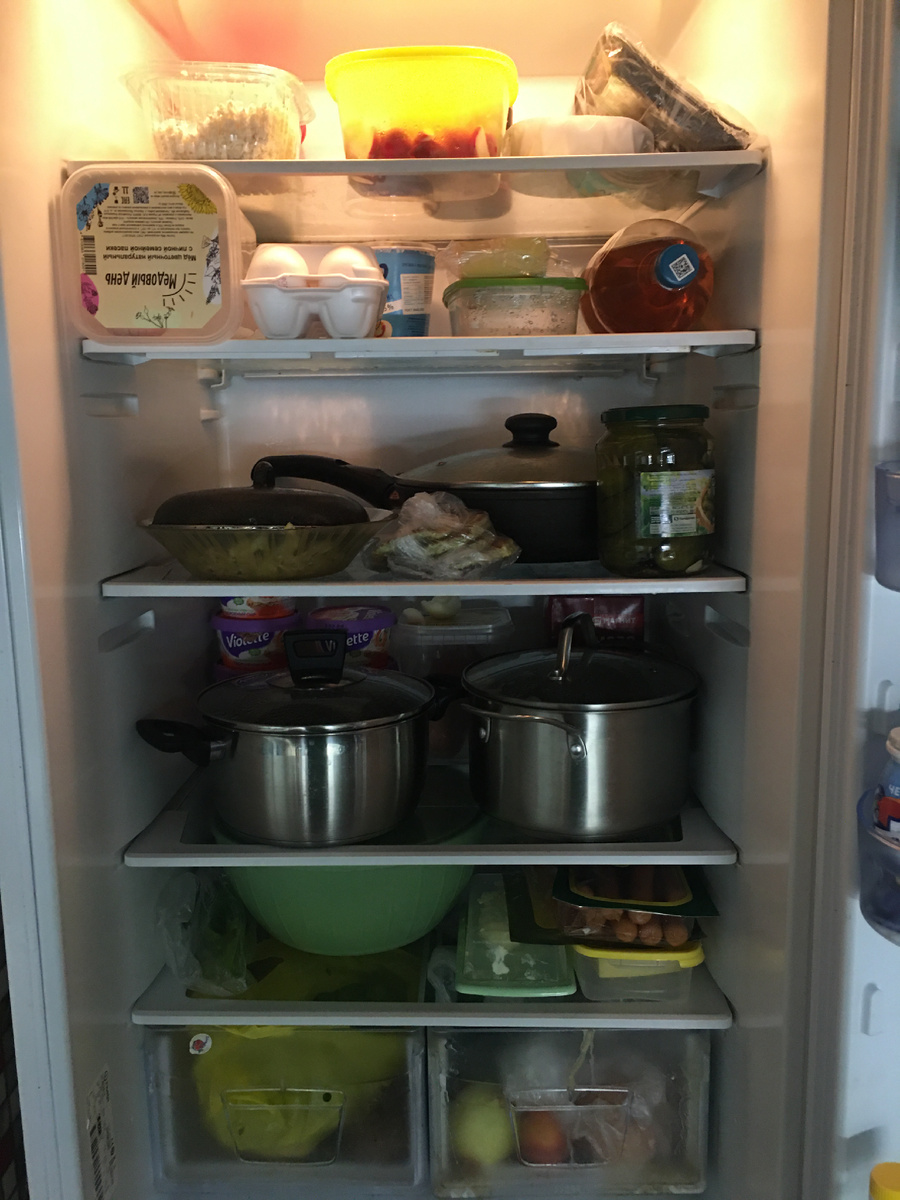 В банке из-под мёда лежит ветчина 