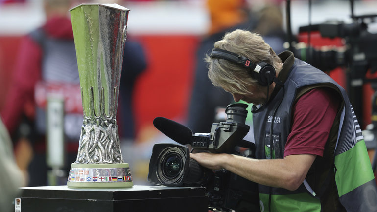    Трофей Лиги Европы и оператор. Global Look Press