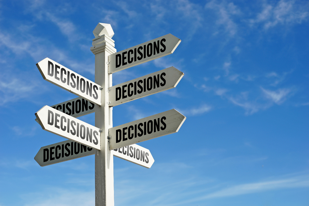 Слово на столбе - "решения"