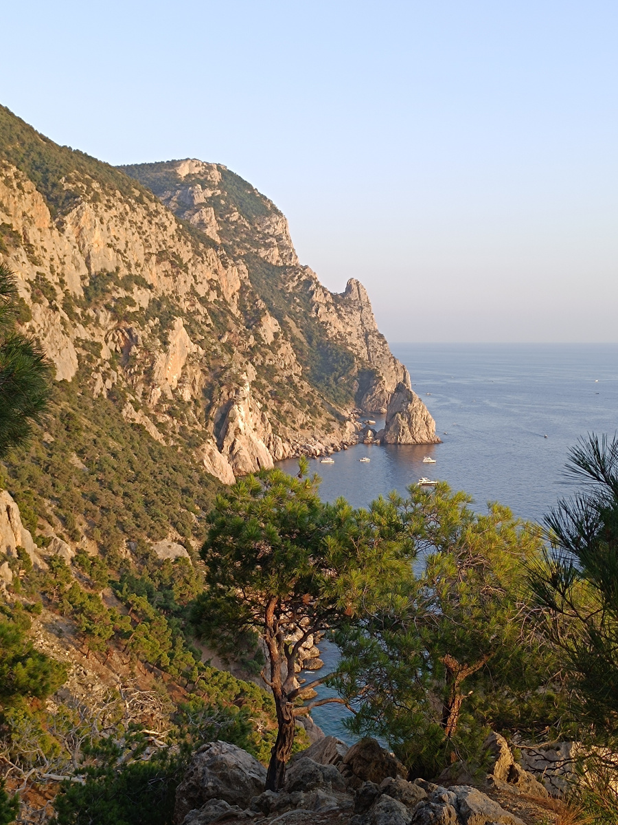 Скала носорог, а также небольшие скалы Парус и Шпиталь. 