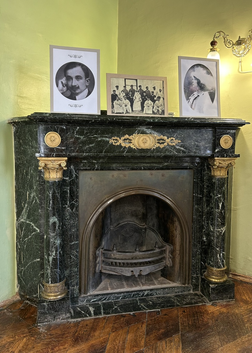 Фотографии семьи Ушковых на каминной полке в кабинете Алексея Ушкова. Фото из личного архива.