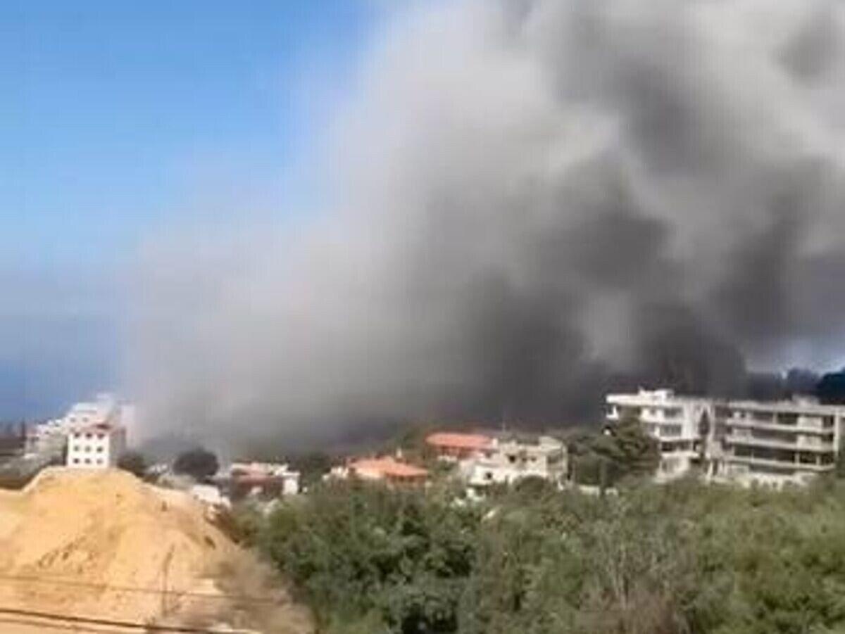    Дым на месте израильского удара в поселении Муайсарат, расположенного в 15 километрах от курортного города Джбейль на севере Ливана© Кадр видео из соцсетей