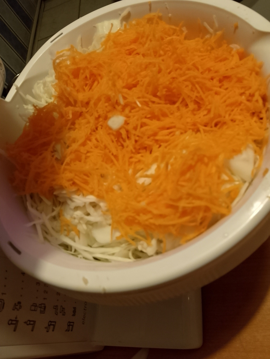 Капуста и морковь порезаны