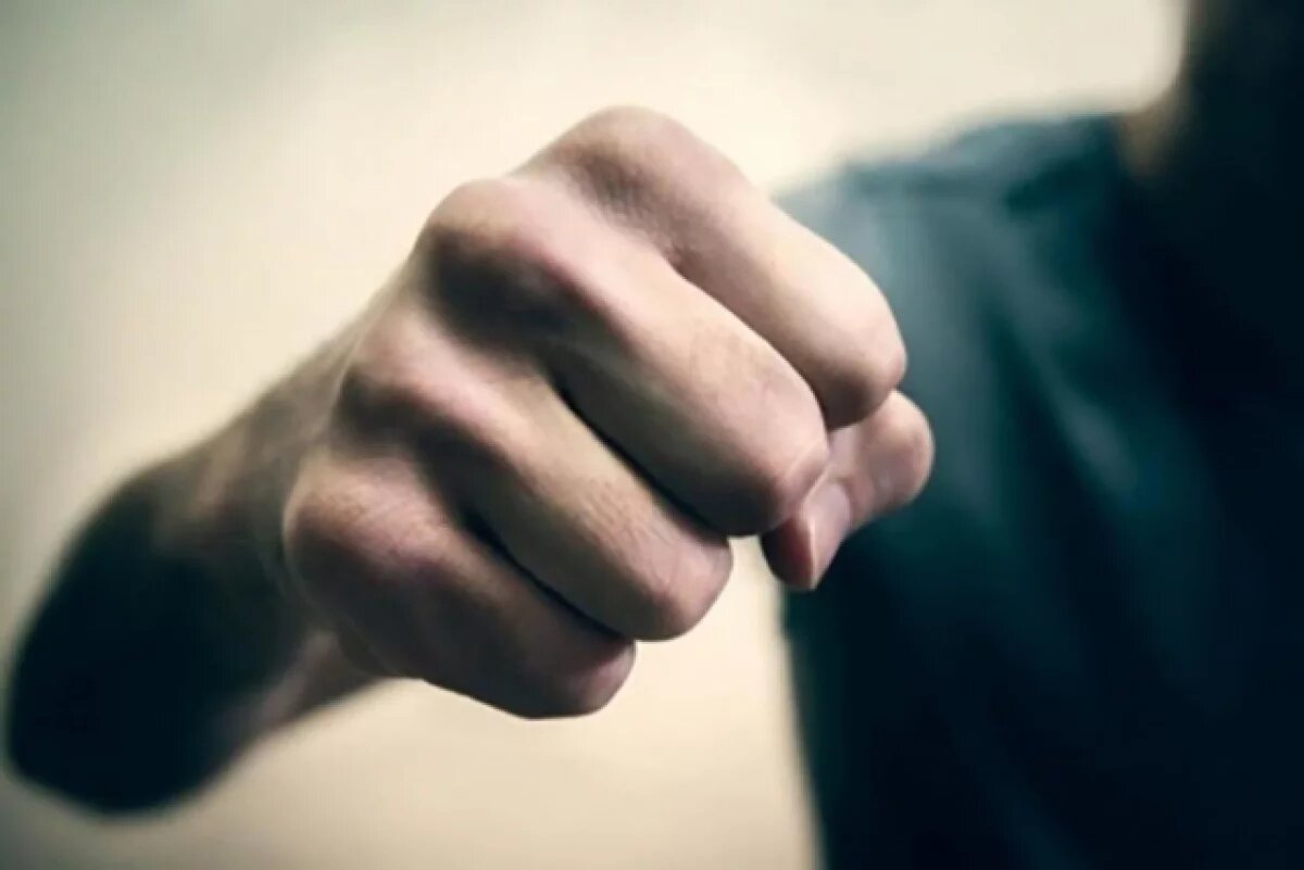    Житель Самарской области сломал плечо плачущему малышу и челюсть его матери