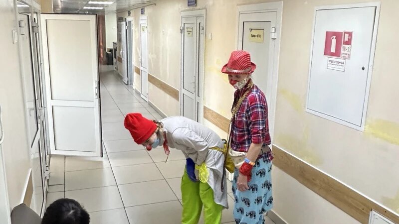     Клоуны в Алтайском краевом клиническом центре охраны материнства и детства. «Клоунский патруль – улыбайся с нами»