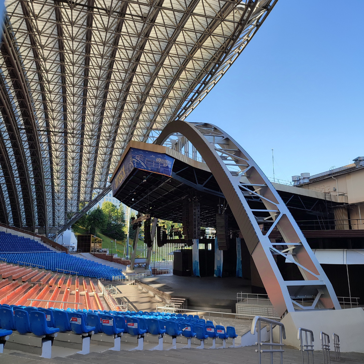 Во-первых, сам открытый зал. Внутрь, конечно, не пройти, но через ограждение его хорошо видно. Это сцена.