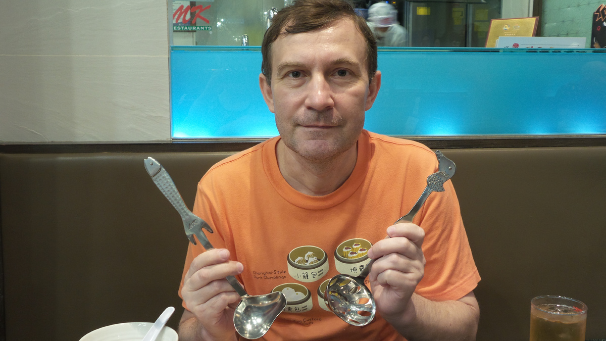 Этот принт на футболке специально для любителей азиатской кухни. Мы купили ее в аэропорту Гонконга.