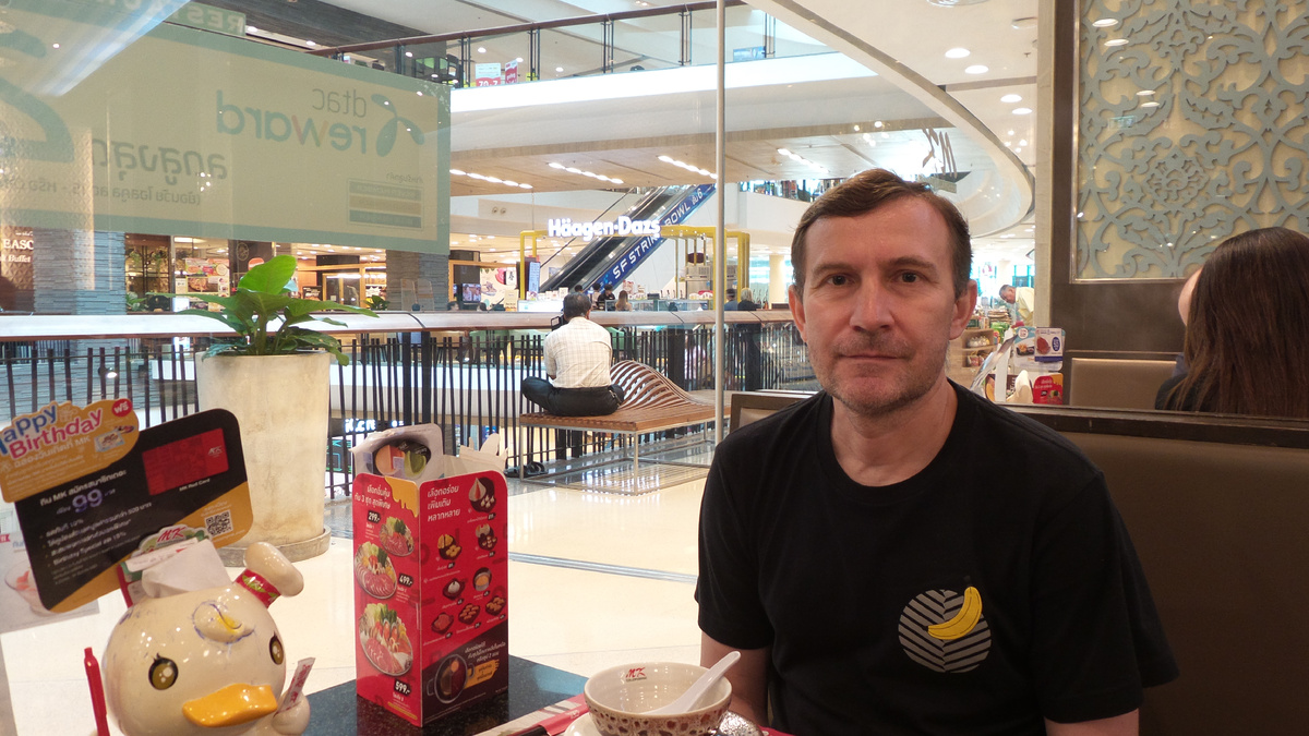 А этот симпатичный банан из коллекции Uniqlo. Такую футболку мы купили в Паттайе. 