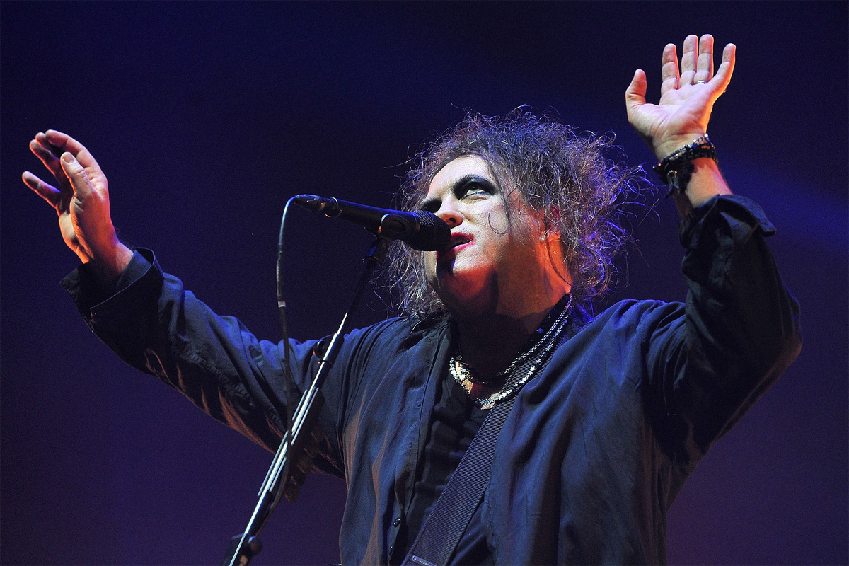    Солист группы The Cure Роберт Смит во время выступления