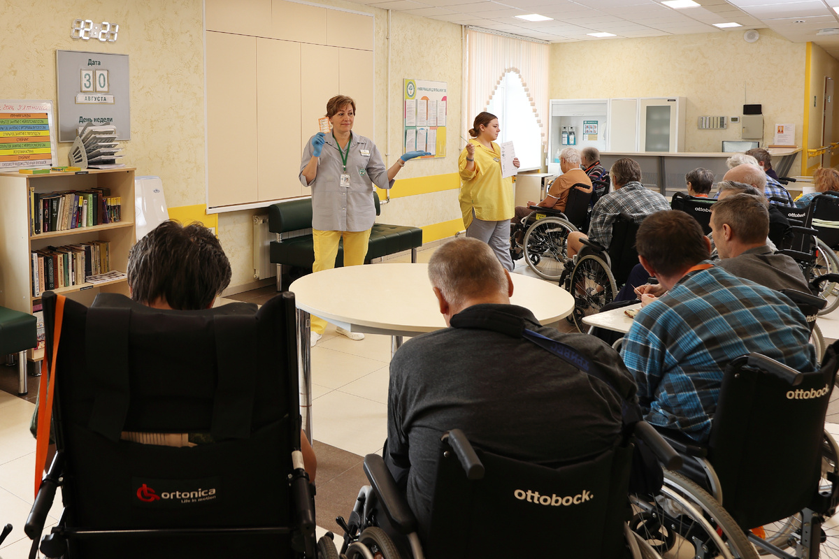 Занятия по программе реабилитации после инсульта в Клиническом Институте Мозга 