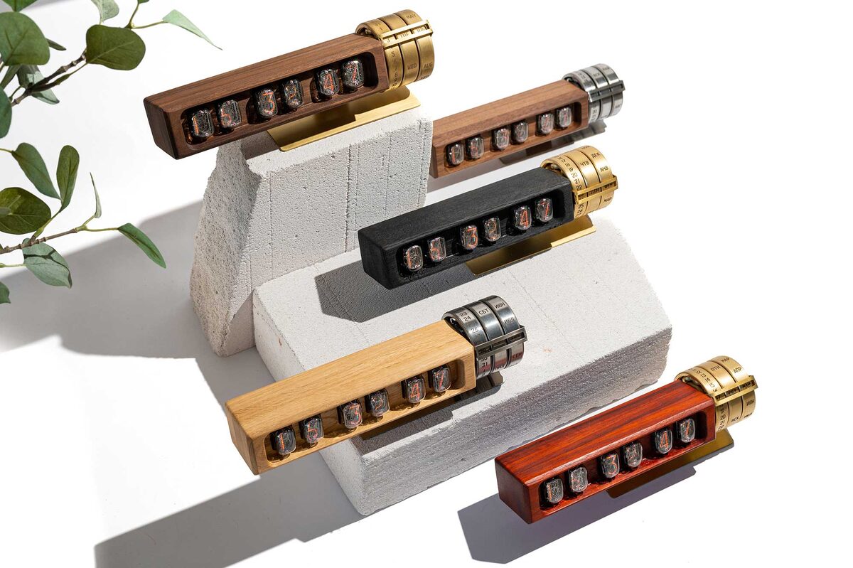 Производим в России из ценных пород древесины и металлов: дуб, падук, орех американский, латунь и сталь. 