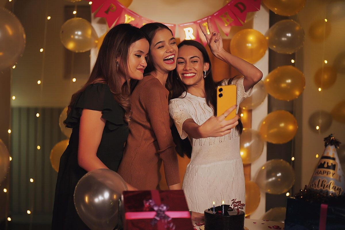 Поздравления можно написать на открытке, если вы стесняетесь произносить их при всех. Источник: Shutterstock📷
